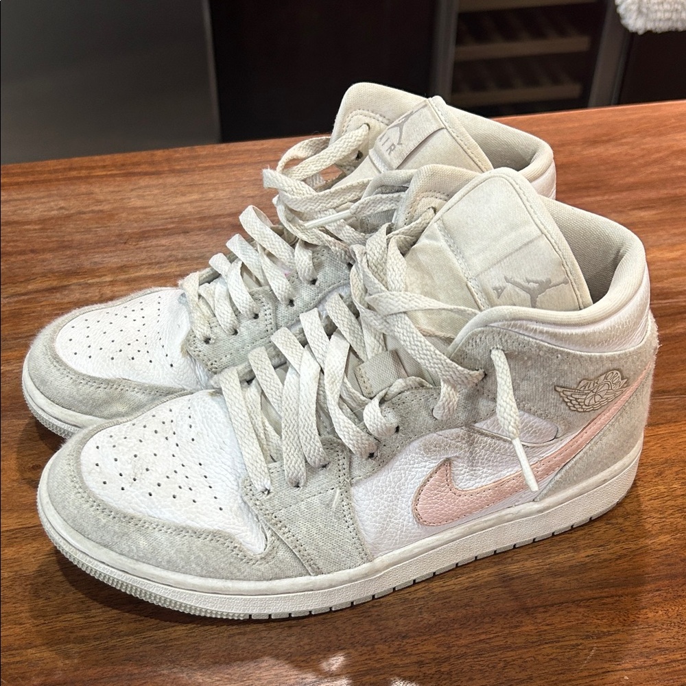 👟👟👟Nike Jordan Women's Sneakers - White and Pink- great condition